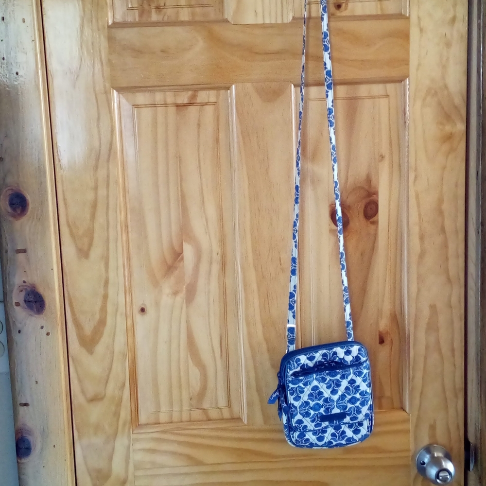 Vera Bradley Crossbody. - Picture 2 of 6